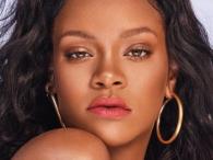 Rihanna bawi się kolorem ust